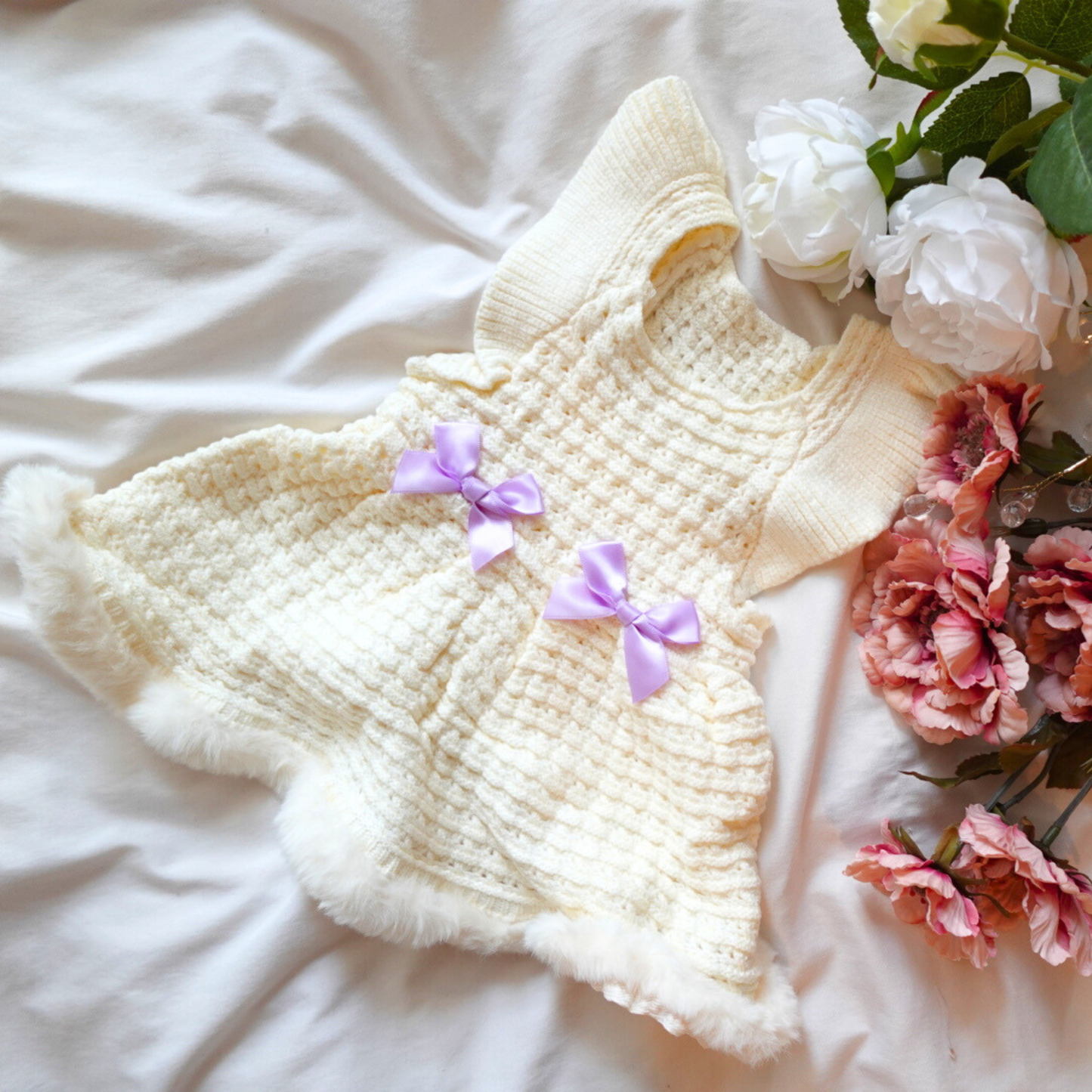 犬服 小型犬｜リボンデザイン ニットフリルワンピース（ホワイト）